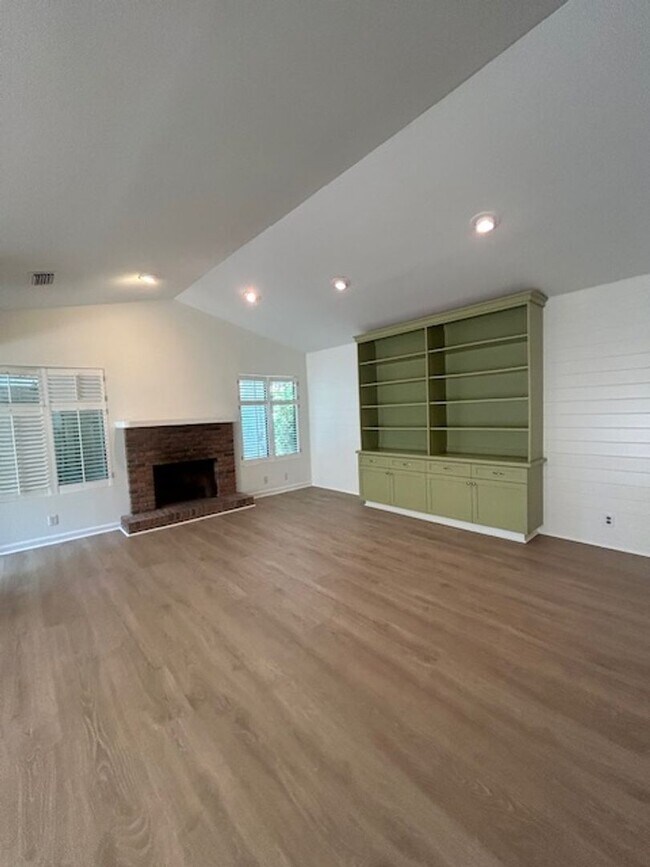 Building Photo - Updated Glynn Haven Rental