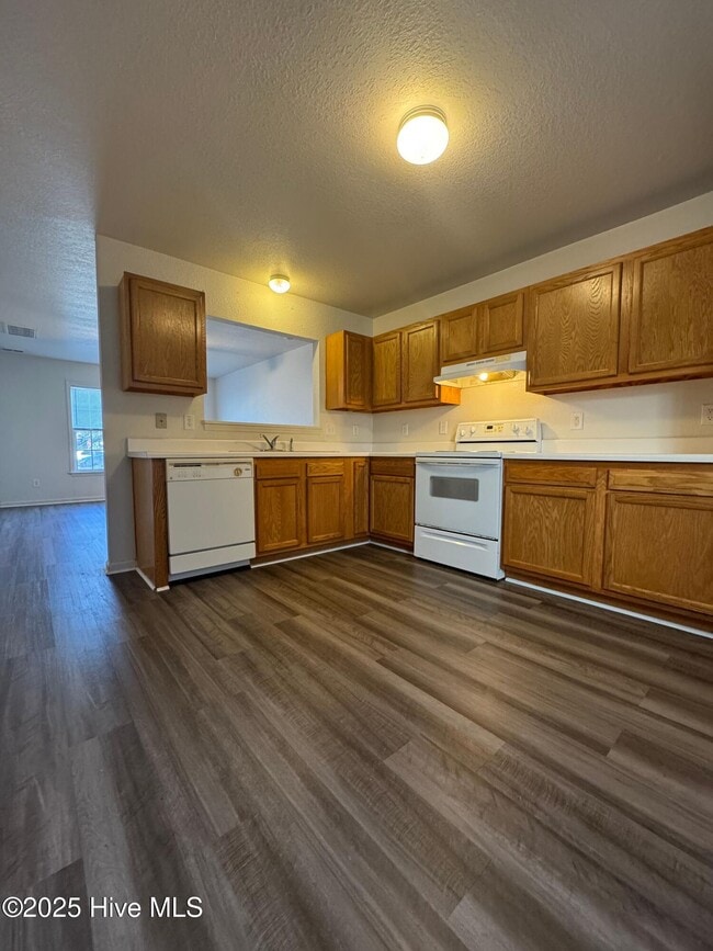 Building Photo - 60 Rainbow Dr