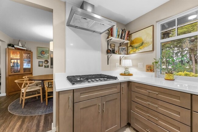 Building Photo - University Place 4 Bed/3 Bath
