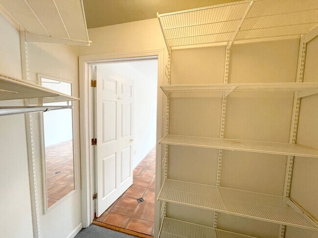 Building Photo - Twin Peaks: Remodeled Condo with Garage Pa...