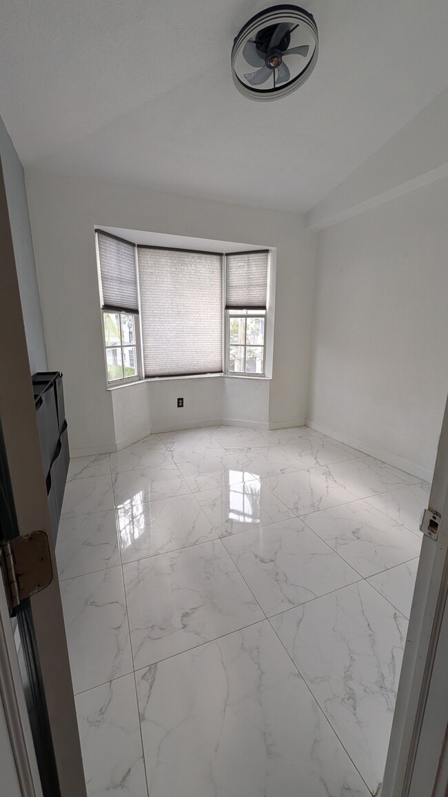 Building Photo - 721 SW 148th Ave