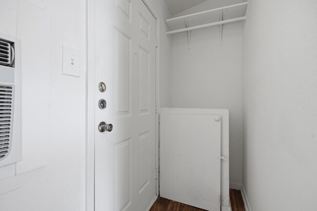 Building Photo - 1108 W McCarty Ln