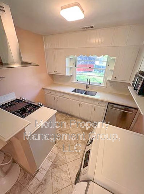 Building Photo - 2189 Clearwater Dr SE