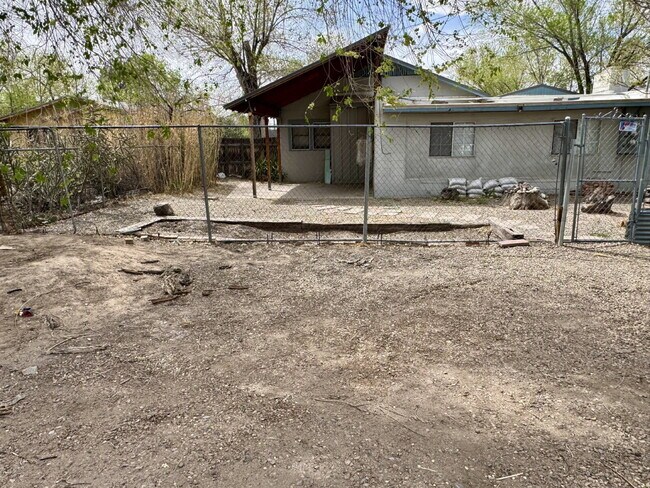 Building Photo - Location, Location, Location! Convenient t...
