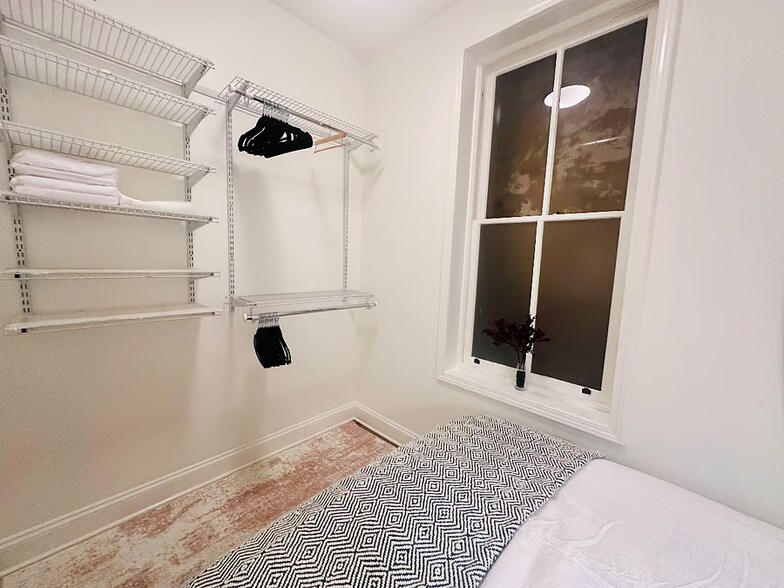 Building Photo - 2014 N Oakley Ave