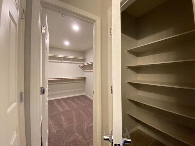 Building Photo - 4 BED 2.5 BATH 2 CAR GARAGE,  LARGE CORNER...