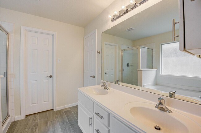 Building Photo - 32403 Cross Spring Park Ln