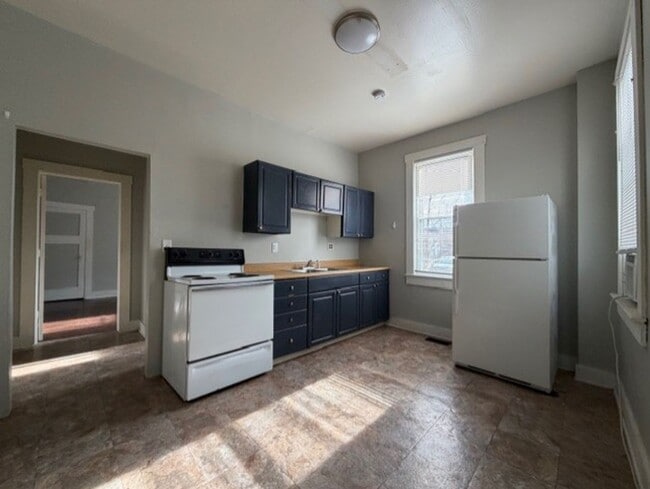 Building Photo - 902-904 1/2 S Limestone St.