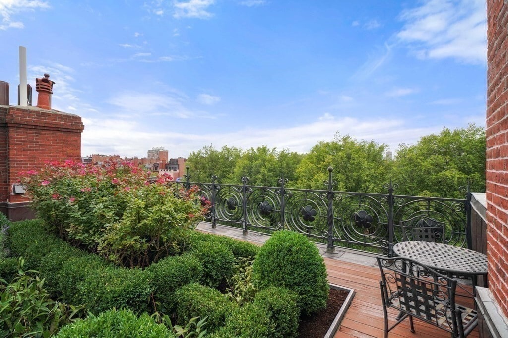 Building Photo - 132 Commonwealth Ave