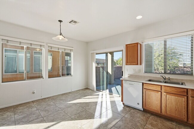 Building Photo - 907 E Catkins Pl