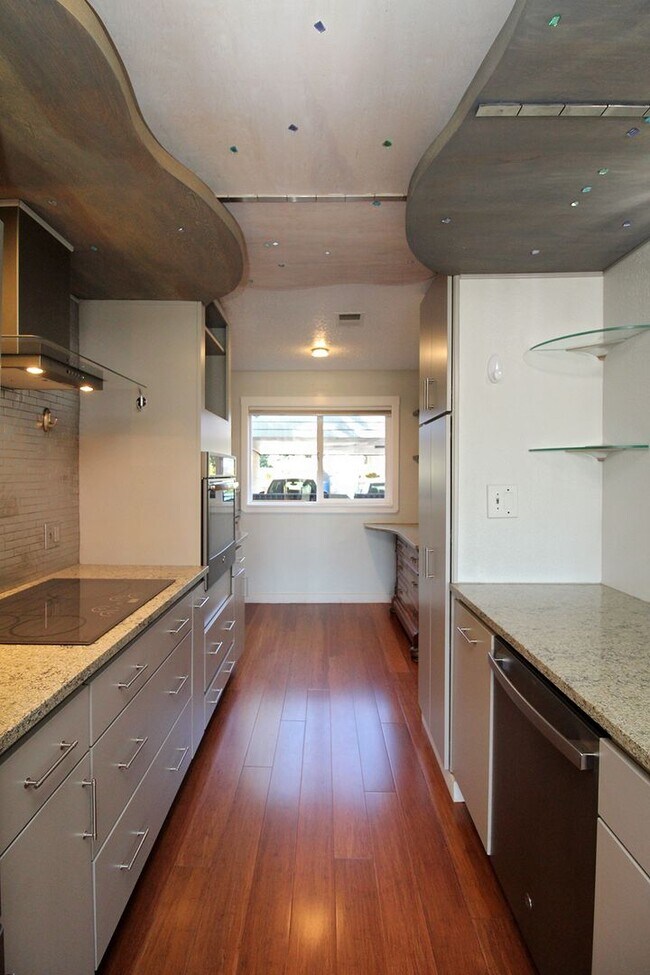 Building Photo - 7545 N Edgewater St