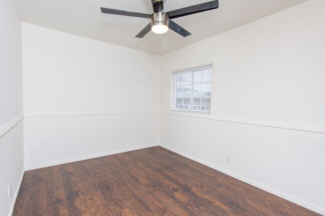 Building Photo - Refreshed 2 Bed/1 Bath Single Family Home ...