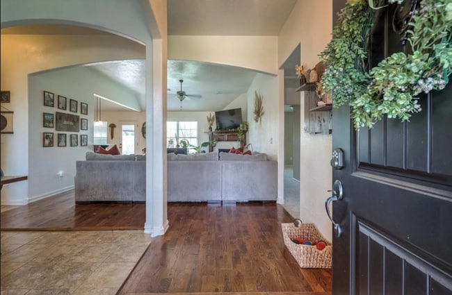 Building Photo - Prime Location! 3 bed/ 2 bath! Coming Soon!