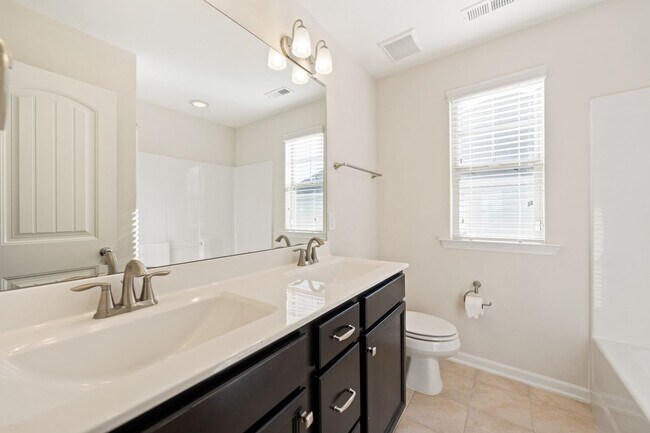 Building Photo - Amazing location in Durham-Pool, Tennis Courts, Gym!