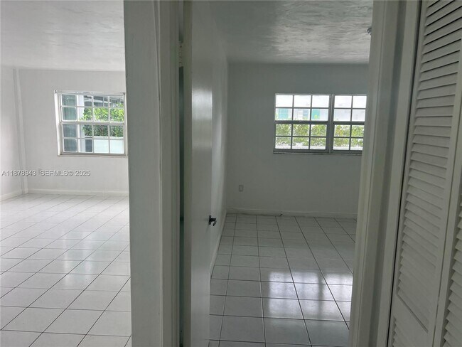 Building Photo - 325 Ocean Dr