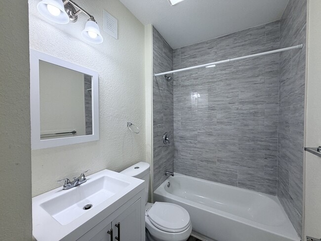 Building Photo - 907 Rugby St