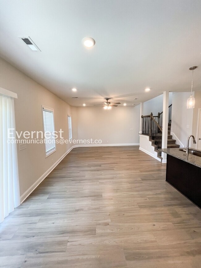 Building Photo - 215 King Rd