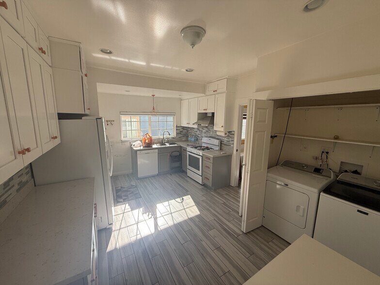 Building Photo - 396 N Mentor Ave