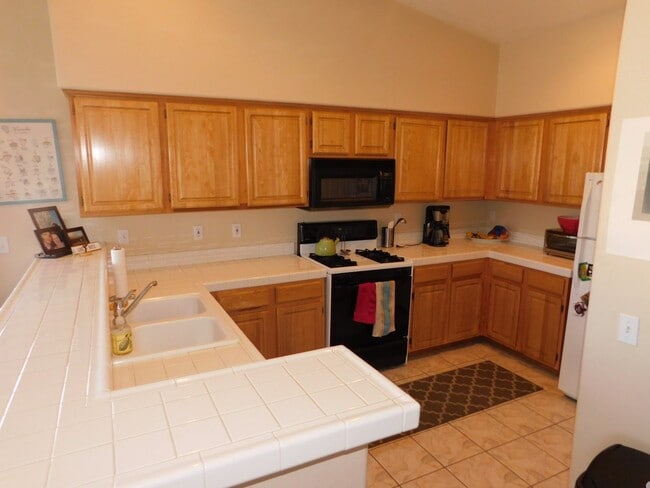 Building Photo - 2 Bed/ 2 Bath upstairs Condo in Guard Gate...