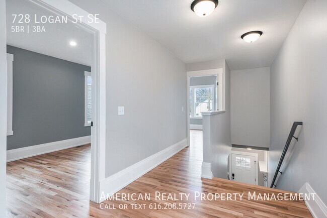 Building Photo - 728 Logan St SE