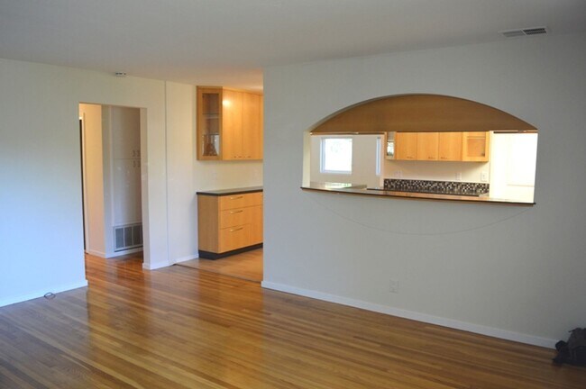 Building Photo - Beautiful Single Story Home With Great Roo...