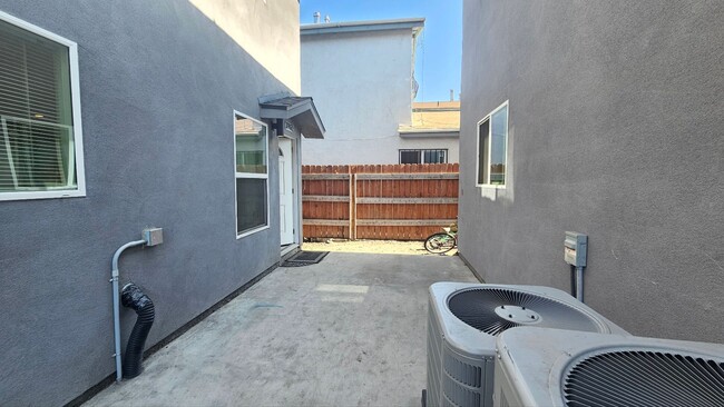 Building Photo - 10960 Avalon Blvd