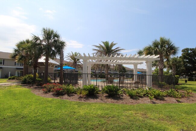 Building Photo - Spacious 3-Bed, 2.5-Bath Townhome Steps from Blue Wahoos Stadium & Palafox Street with Upgraded K...