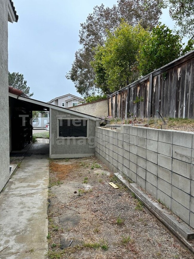 Building Photo - 1322 Calle Christopher