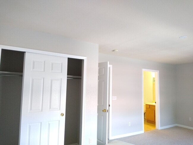 Building Photo - Fabulous Townhome Near Cherry Creek State ...