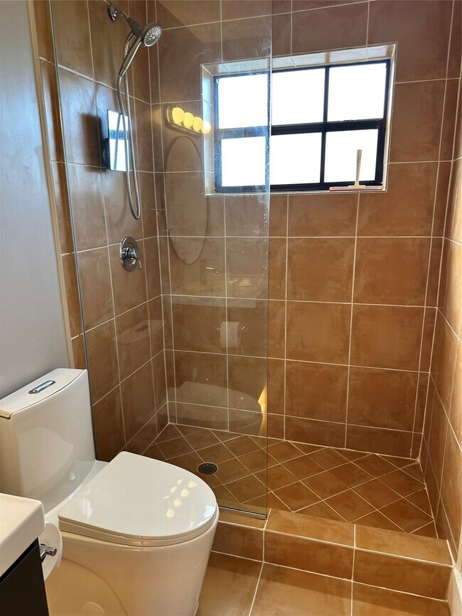 Building Photo - 620 NE 28th St