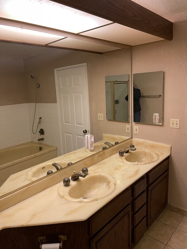 Building Photo - 7230 Kelvin Ave