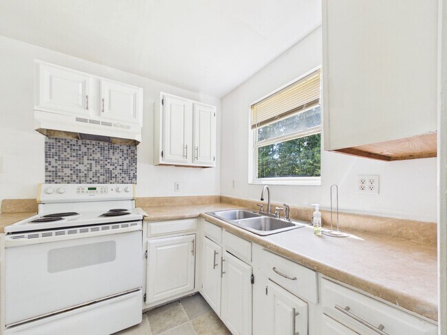 Building Photo - 622 Fayette Ave