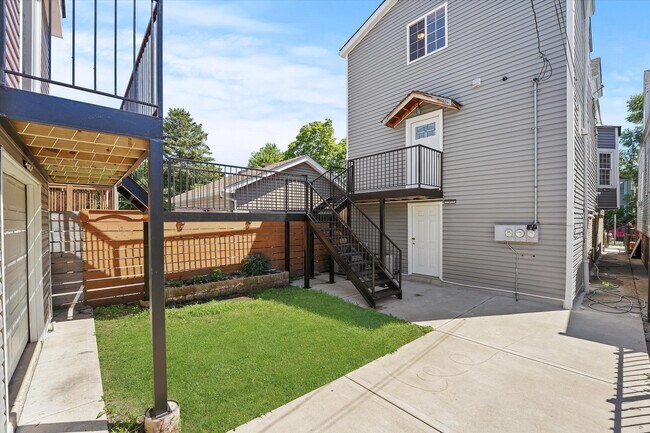 Building Photo - 2118 N Kilpatrick Ave