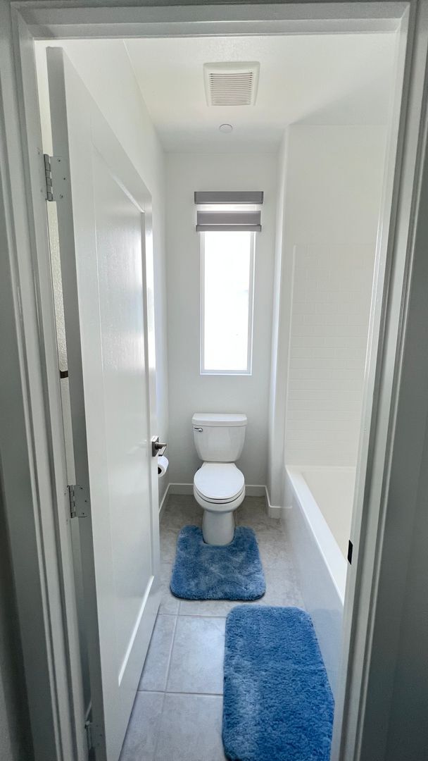 Building Photo - Beautiful furnished 4 bedroom Townhouse!