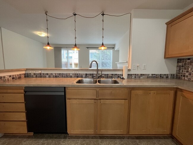 Building Photo - Beautiful 2 Bedroom Townhome with Walk-In Closets Private Deck & Attached Garage