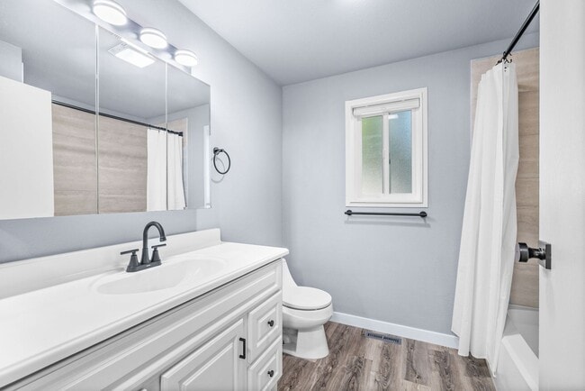 Building Photo - Large Remodeled 2bd, 1ba Condo Available in Totem Lake!