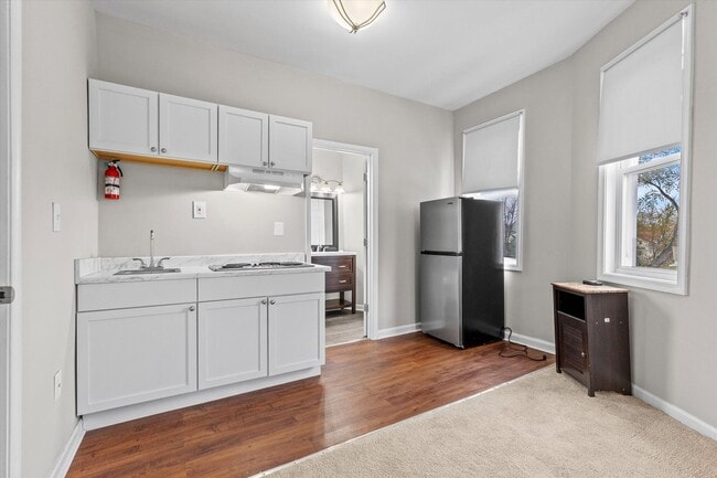 Building Photo - 6BR / 5BA Single-Family Home | 2,663 Sq Ft | Private Driveway | Deck | $4,200/mo Spacious 6-bedro...