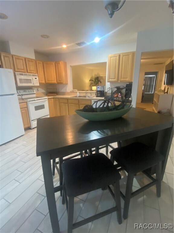 Building Photo - 2131 N Pinecone Ave