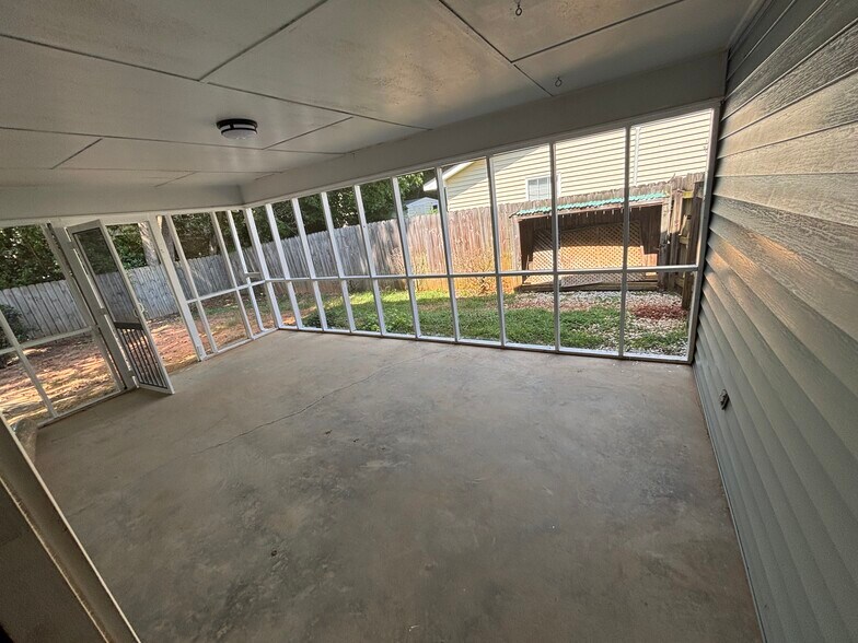 Screened patio - 2108 Hamilton Pl N