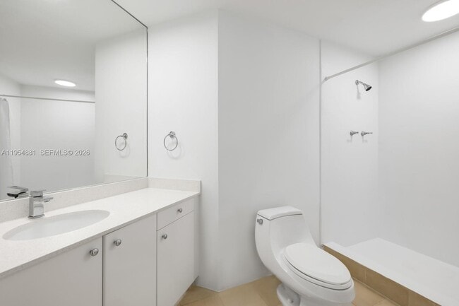 Building Photo - 300 South Pointe Dr