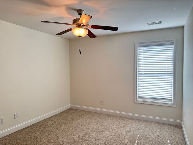 Building Photo - Beautiful 5 Bedroom, 2.5 bath Home in Hickory Wild Subdivision! Lawn care included!