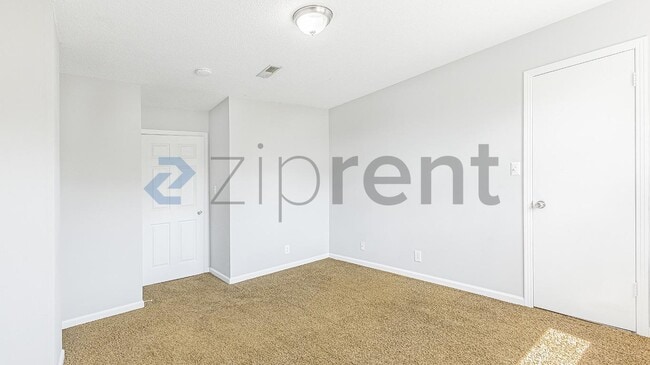 Building Photo - 813 Golf View Pl