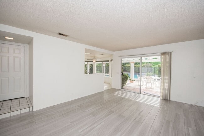 Building Photo - Rose Hills