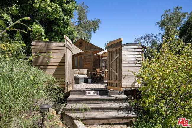 Building Photo - 913 Fernwood Pacific Dr