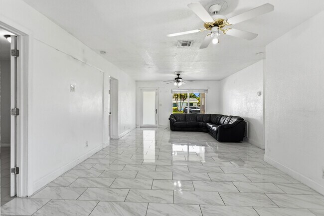 Building Photo - 2748 SW 46th Ct