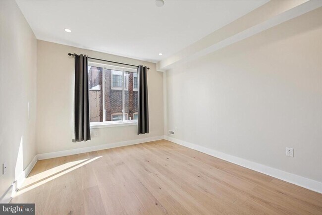 Building Photo - 548 E Hewson St