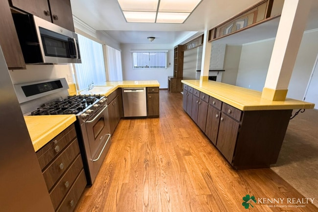 Building Photo - Large Updated 5 Bedroom Home in San Mateo ...