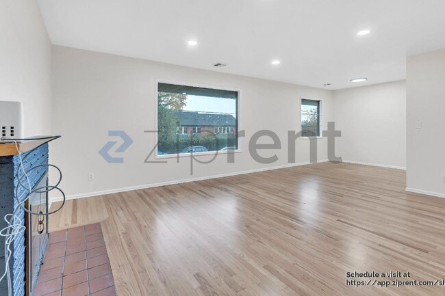 Building Photo - 242 NE 61st Ave