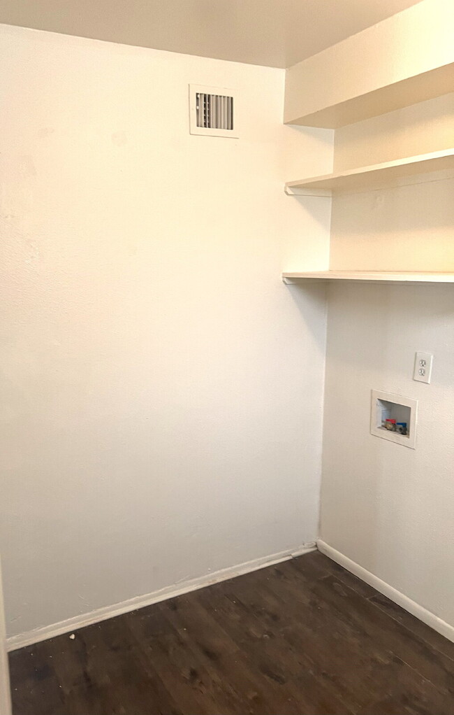 Building Photo - SINGLE STORY 2 BEDROOMS 1 BATHROOM NORTH P...