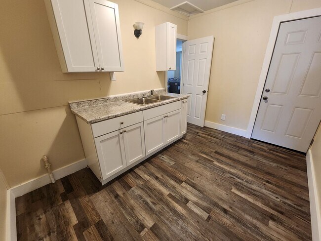 Primary Photo - Quaint 1 bedroom apartment close to everyt...